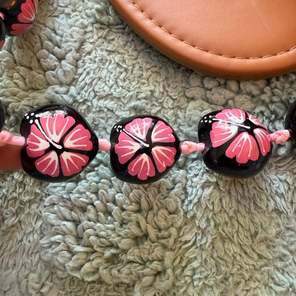 NWT 2 pc set- Pink Sandals and Necklace Accessories Set - Picture 3 of 6